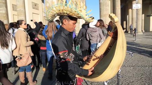 Kisah Warga NTT yang Keliling Dunia Berkat Alat Musik Sasando